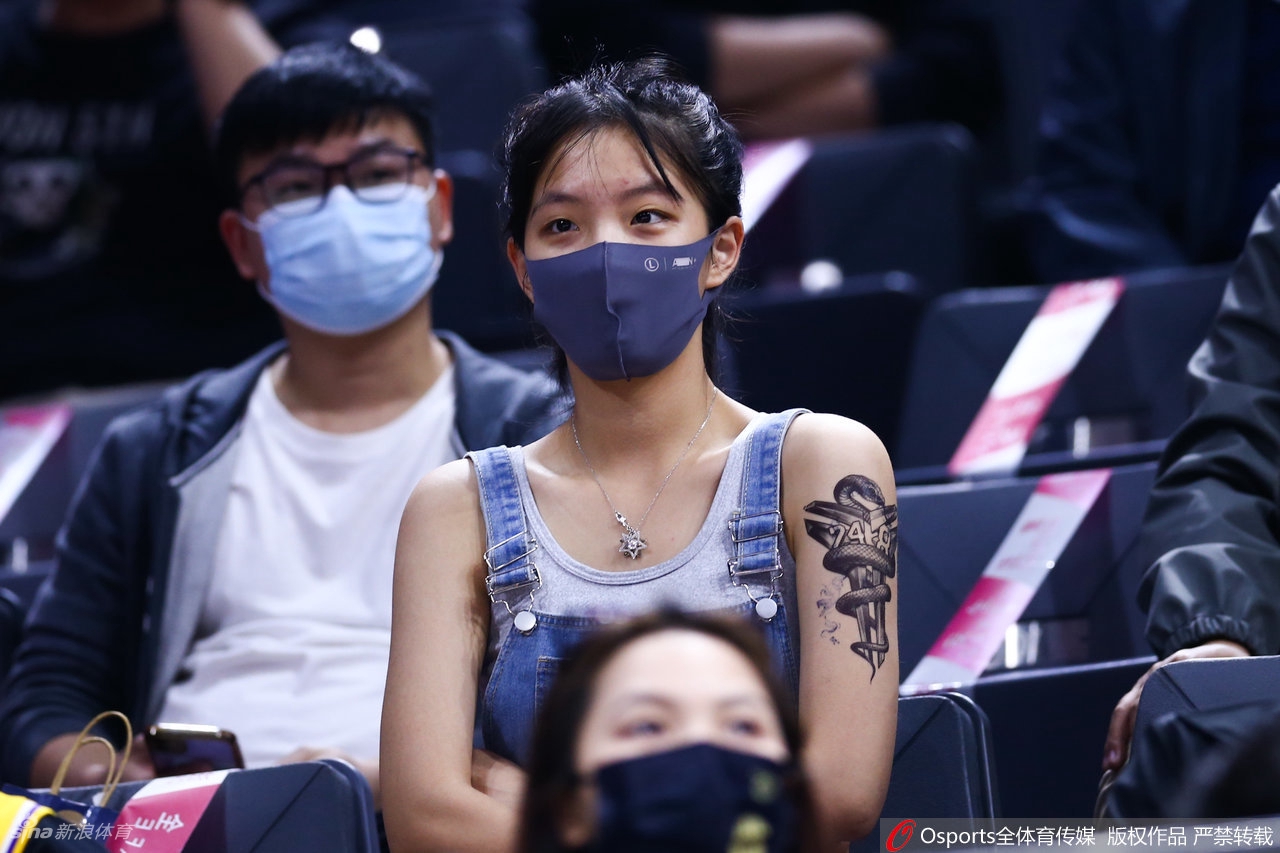 忍不了了，東契奇在吃到第四犯時(shí)沖裁判比收錢手勢(shì)
