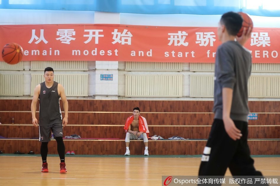 不僅僅是足球！金球獎頒獎典禮現(xiàn)場播放短片，悼念若塔兄弟