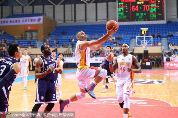 足球報：賽后云南玉昆申訴了約尼查禁區(qū)內(nèi)倒地未判點(diǎn)