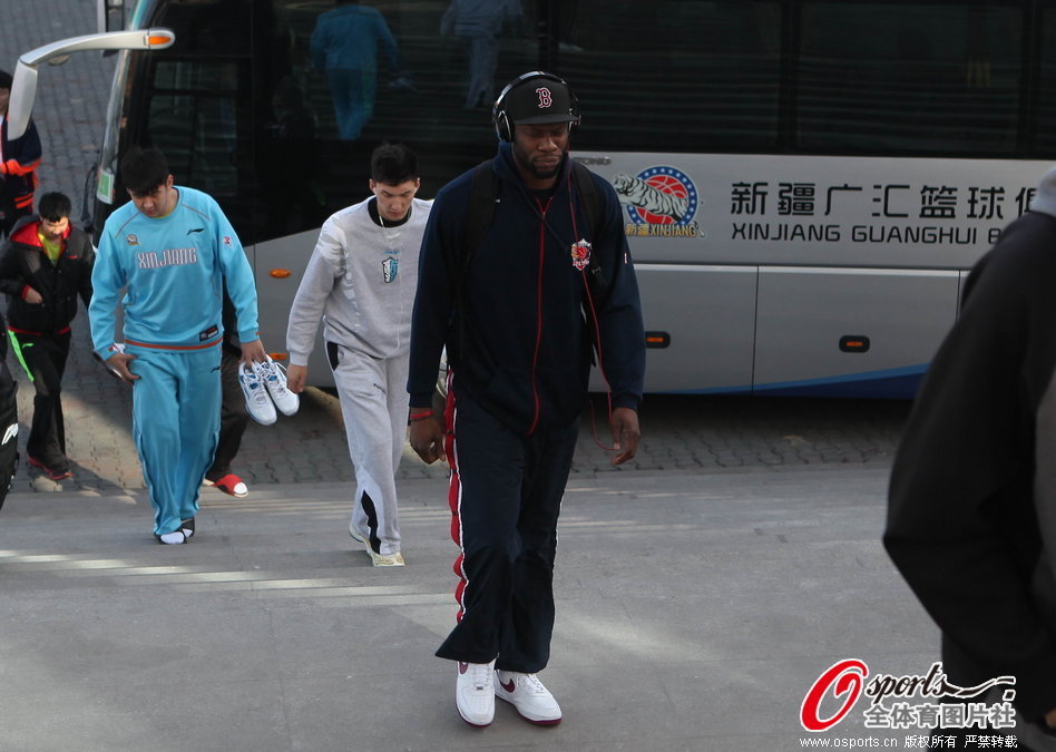 [流言板]穩(wěn)定軍心！太陽4分鐘未能得分，布克命中三分剩45秒領(lǐng)先6分