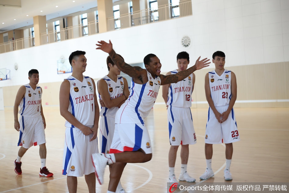 [流言板]詹姆斯全場16投8中，拿到21分13籃板9助攻