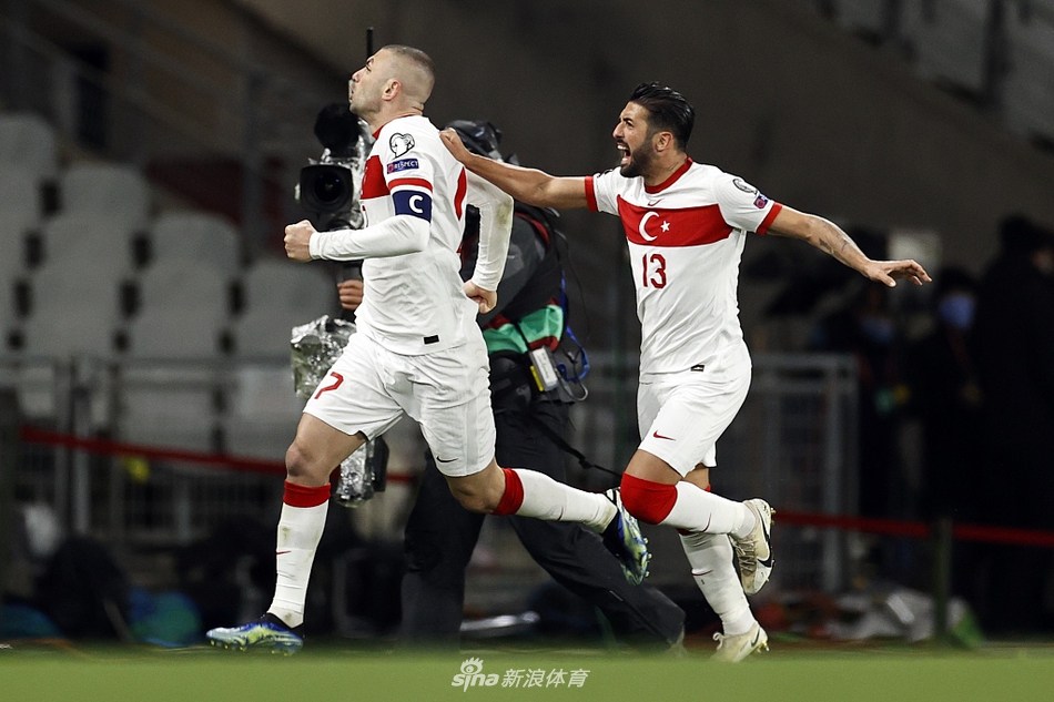 虎撲01月31日訊 今日，熱火老將凱文-樂福曬出照片祝福妻子生日快樂。樂福寫道：“獻(xiàn)給最可愛的愛人，生日快樂！感謝你一直讓我們的家充滿平靜的能量，為我們的女兒提供幸福的成長環(huán)境，并把愛傾注到我們每個人