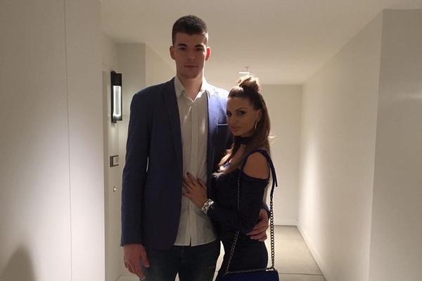 [流言板]Shams：黃蜂加入唐斯/蘭德爾交易，獲得3個次輪簽和3個球員