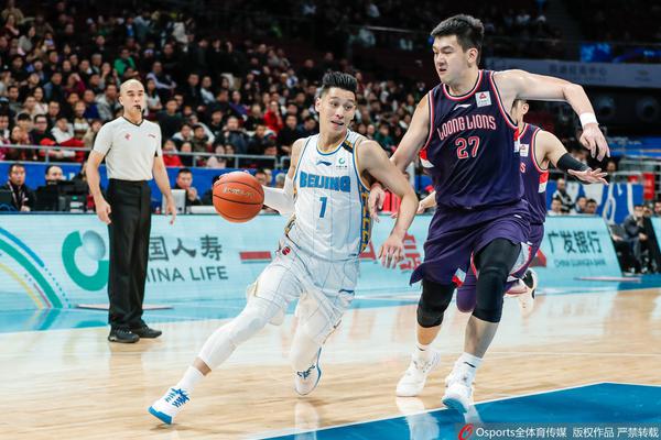 美媒曬五人全是字母哥陣容：踢足球的大哥也來湊數(shù)了