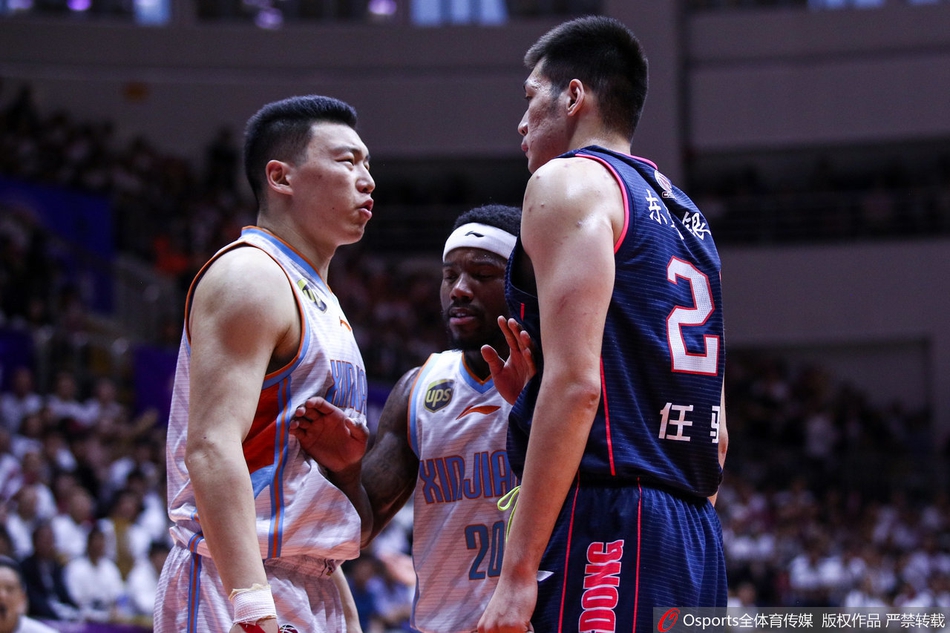 [流言板]開張！布克助攻瓊斯命中空位三分，瓊斯打進首次運動戰(zhàn)進球