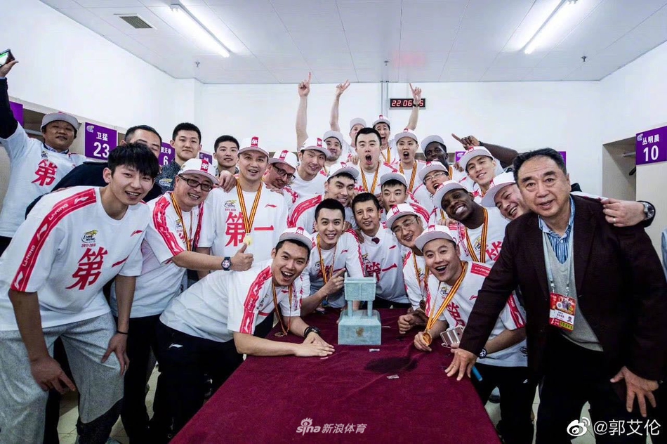 范帥！42歲范佩西帶費耶諾德開局7輪6勝1平，不敗戰(zhàn)績領跑荷甲
