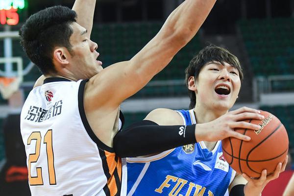 [流言板]籃框扣壞了！尼克斯連續(xù)三次扣籃不中，最后吹比塔澤干擾球