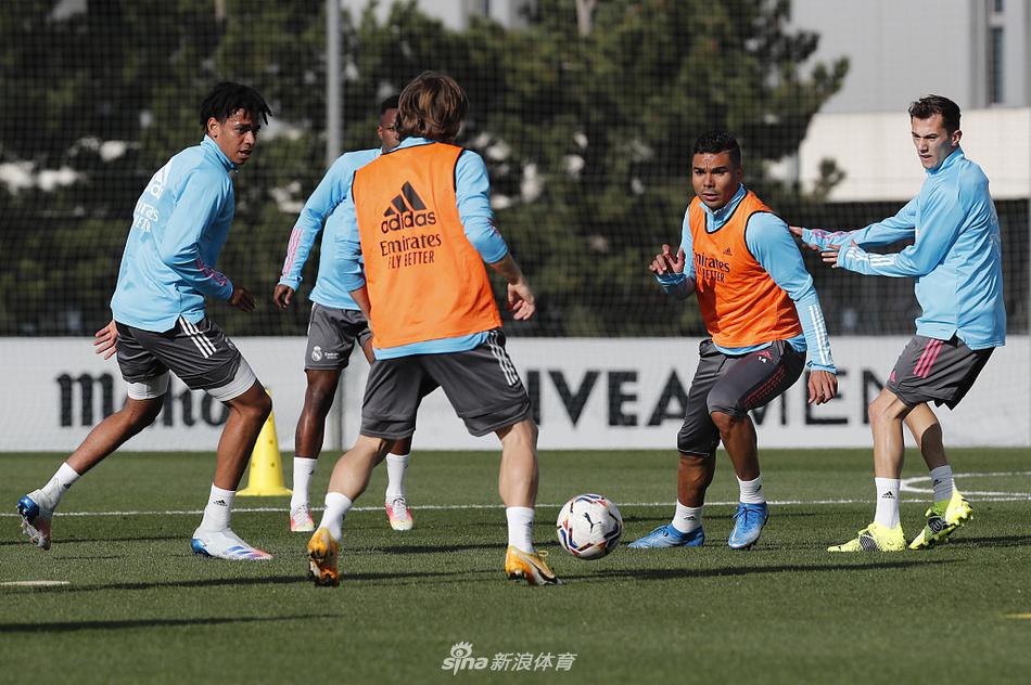 記者：那不勒斯仍在努力求購加納喬，切爾西也考慮出價