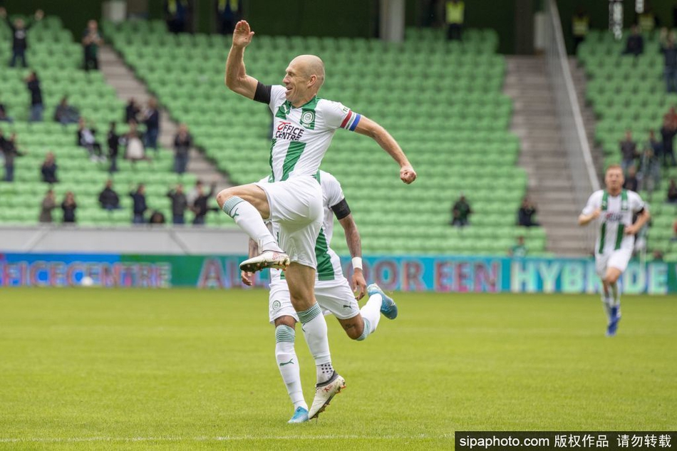 鋒霸到來(lái)！記者曬博尼法斯飛抵米蘭城視頻，即將接受米蘭的體檢