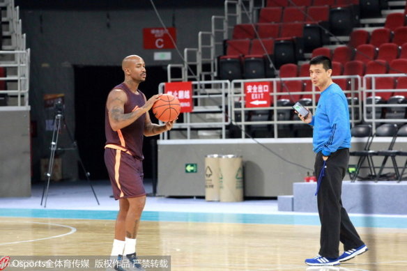 致敬前隊友！恩比德末節(jié)坐在板凳上看隊友追回16分拖進加時！