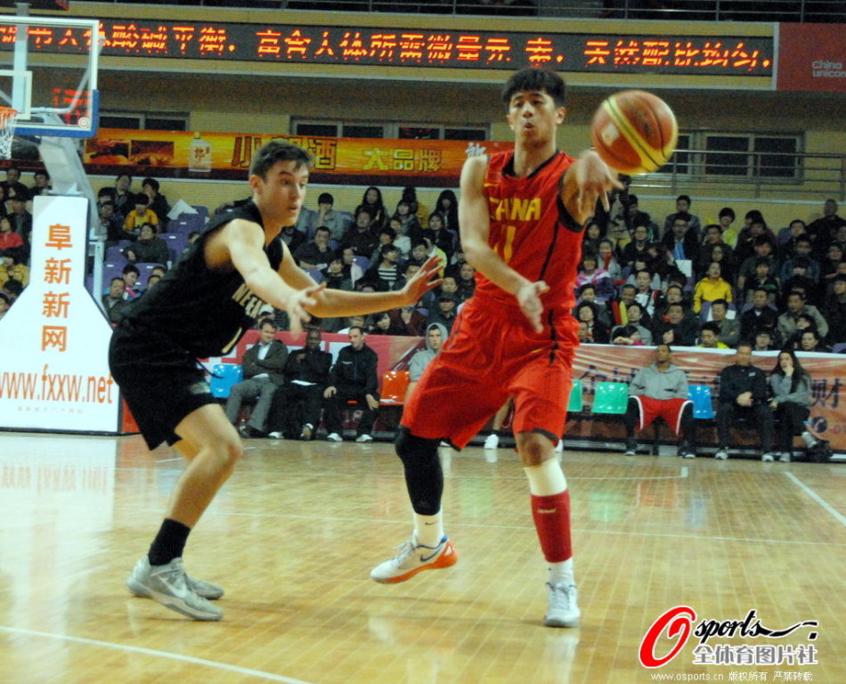 虎撲1月13日訊 今天NBA常規(guī)賽尼克斯主場迎戰(zhàn)雄鹿的比賽正在進行中。目前雙方上半場戰(zhàn)罷，尼克斯以75-62領先雄鹿。在上半場比賽中，尼克斯球員杰倫-布倫森上場16分鐘15投9中，砍下27分4籃板4助
