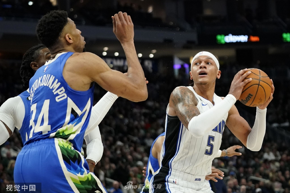 追上來了！庫里命中本場首個三分，勇士下半場13