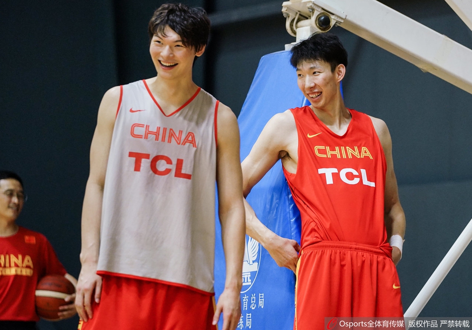 直播吧10月12日訊 NBA季前賽，獨行俠首節(jié)31-34落后于黃蜂。首節(jié)比賽黃蜂在三分線外火力全開，全隊三分11中6，命中率高達54.5%；而獨行俠全隊三分10中4，命中率為40%。
