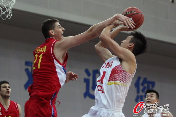 [流言板]我也飛扣！特納送出釘?shù)匕宕竺?，哈利伯頓反擊上演單手劈扣