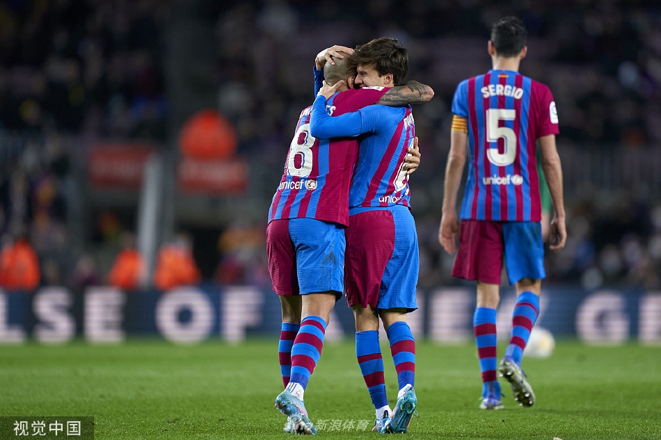 直播吧10月28日訊 太陽客場134-138加時不敵爵士。本場比賽中鋒馬威出戰(zhàn)31分鐘，14投9中，罰球9中7砍下25分11籃板2搶斷，其中5個前場籃板。第四節(jié)最后時刻，馬威補籃命中將比賽拖入加時。
