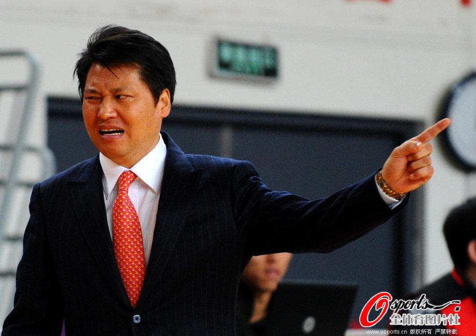 [流言板]急需調(diào)整！勇士首節(jié)三分11中3，命中率僅27%，出現(xiàn)8次失誤